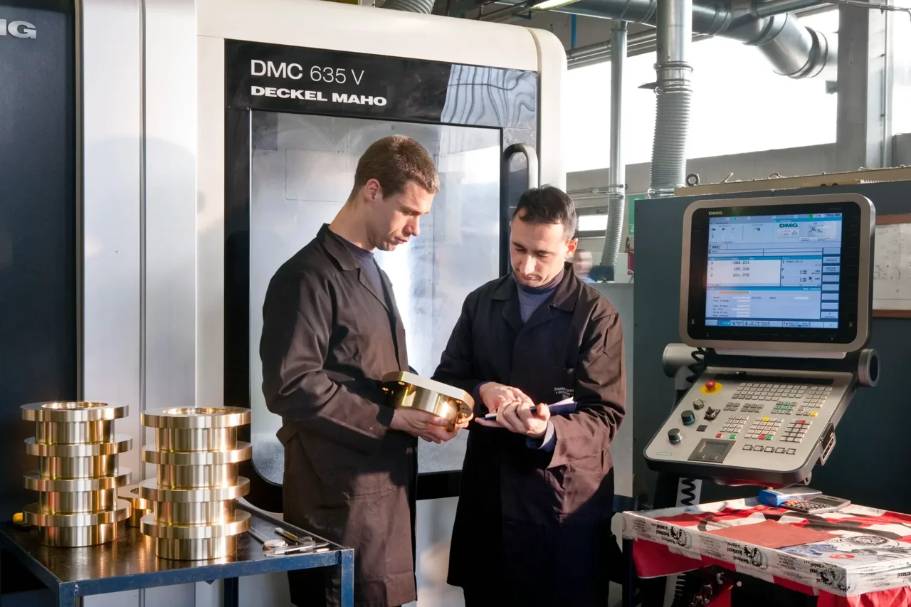 Operatori al lavoro su una macchina utensile